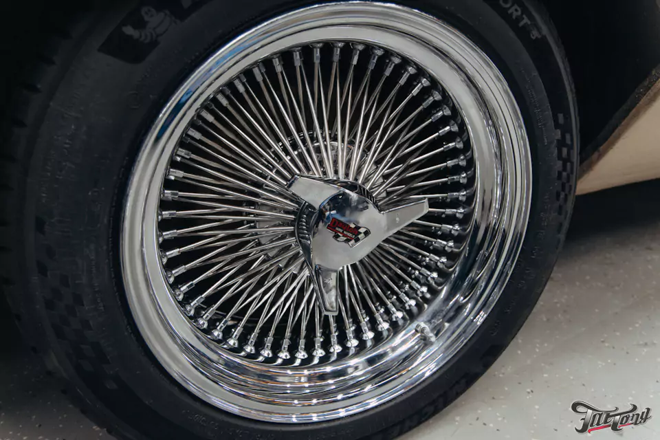 Фирменный шиномонтаж на стендах Hunter для Chevrolet Impala: собрали комплект колес Dayton Wire Wheels с системой knock-off!